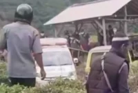 Petugas mengevakuasi jasad sopir taksi online yang ditemukan terkubur di kawasan perkebunan teh Margawindu, Sumedang, Jawa Barat.
