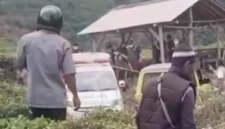 Petugas mengevakuasi jasad sopir taksi online yang ditemukan terkubur di kawasan perkebunan teh Margawindu, Sumedang, Jawa Barat.
