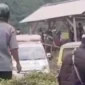 Petugas mengevakuasi jasad sopir taksi online yang ditemukan terkubur di kawasan perkebunan teh Margawindu, Sumedang, Jawa Barat.
