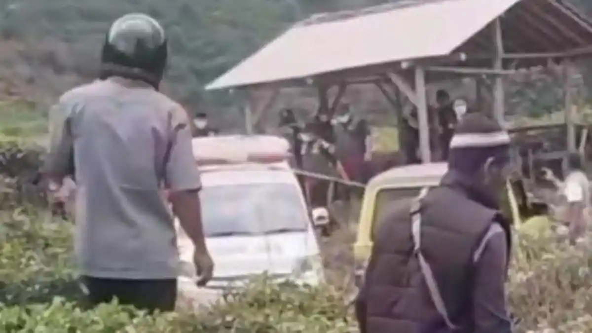 Petugas mengevakuasi jasad sopir taksi online yang ditemukan terkubur di kawasan perkebunan teh Margawindu, Sumedang, Jawa Barat.
