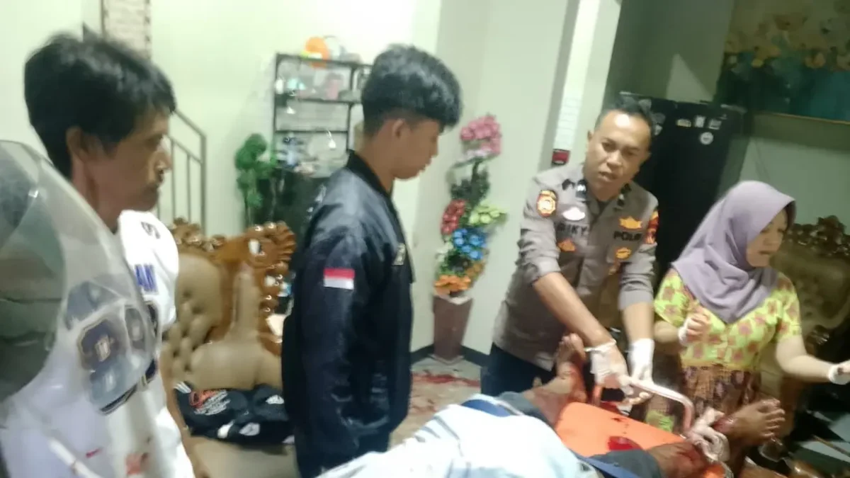 Petugas mengevakuasi korban perkelahian senjata tajam di Cireunghas, Kabupaten Sukabumi, ke rumah sakit. (Posnews/Ist)

