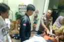 Petugas mengevakuasi korban perkelahian senjata tajam di Cireunghas, Kabupaten Sukabumi, ke rumah sakit. (Posnews/Ist)

