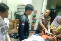 Petugas mengevakuasi korban perkelahian senjata tajam di Cireunghas, Kabupaten Sukabumi, ke rumah sakit. (Posnews/Ist)

