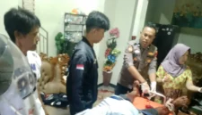 Petugas mengevakuasi korban perkelahian senjata tajam di Cireunghas, Kabupaten Sukabumi, ke rumah sakit. (Posnews/Ist)

