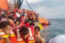 Petugas mengevakuasi penumpang KMP Batumandi yang terbakar di perairan dekat Pelabuhan Merak, Cilegon, Banten.
