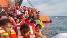 Petugas mengevakuasi penumpang KMP Batumandi yang terbakar di perairan dekat Pelabuhan Merak, Cilegon, Banten.