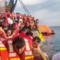 Petugas mengevakuasi penumpang KMP Batumandi yang terbakar di perairan dekat Pelabuhan Merak, Cilegon, Banten.
