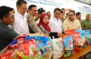 Petugas menunjukkan barang bukti beras fortifikasi yang diduga tidak sesuai klaim kandungan gizi.

