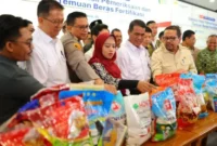 Petugas menunjukkan barang bukti beras fortifikasi yang diduga tidak sesuai klaim kandungan gizi.

