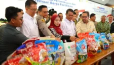 Petugas menunjukkan barang bukti beras fortifikasi yang diduga tidak sesuai klaim kandungan gizi.

