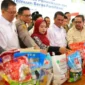 Petugas menunjukkan barang bukti beras fortifikasi yang diduga tidak sesuai klaim kandungan gizi.

