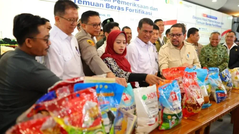 Petugas menunjukkan barang bukti beras fortifikasi yang diduga tidak sesuai klaim kandungan gizi.

