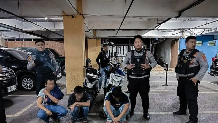 Polda Metro Jaya mengamankan 18 pemuda yang diduga hendak tawuran di Jakarta Timur dan Jakarta Pusat saat patroli dini hari. (Posnews/Ist)

