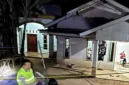 Polisi melakukan olah TKP di rumah di Desa Gentinggunung, Sukorejo, Kendal, tempat perkelahian dua pria yang berujung maut. (Posnews/Polres Kendal)
