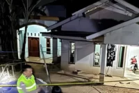 Polisi melakukan olah TKP di rumah di Desa Gentinggunung, Sukorejo, Kendal, tempat perkelahian dua pria yang berujung maut. (Posnews/Polres Kendal)
