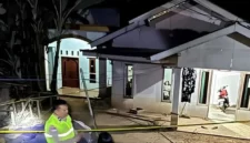 Polisi melakukan olah TKP di rumah di Desa Gentinggunung, Sukorejo, Kendal, tempat perkelahian dua pria yang berujung maut. (Posnews/Polres Kendal)
