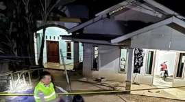 Polisi melakukan olah TKP di rumah di Desa Gentinggunung, Sukorejo, Kendal, tempat perkelahian dua pria yang berujung maut. (Posnews/Polres Kendal)
