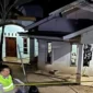 Polisi melakukan olah TKP di rumah di Desa Gentinggunung, Sukorejo, Kendal, tempat perkelahian dua pria yang berujung maut. (Posnews/Polres Kendal)
