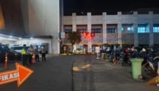 Polisi melakukan olah TKP kecelakaan yang menewaskan bocah lima tahun di area parkir RSUD Abdul Moeloek, Bandar Lampung. (Posnews/Polres Bandar Lampung)