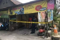 Polisi melakukan olah TKP penembakan pemilik tambal ban di Jalan Pandanaran, Boyolali, Jawa Tengah. (Posnews/Polres Boyolali)

