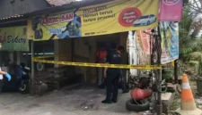 Polisi melakukan olah TKP penembakan pemilik tambal ban di Jalan Pandanaran, Boyolali, Jawa Tengah. (Posnews/Polres Boyolali)