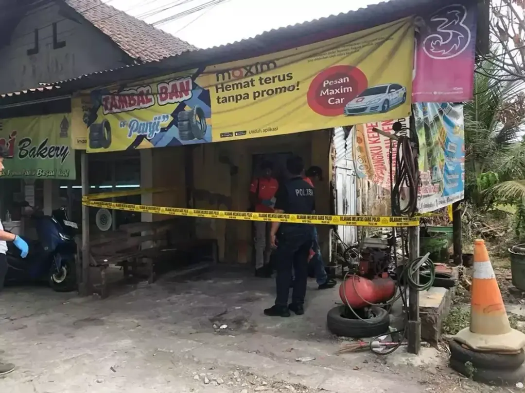 Polisi melakukan olah TKP penembakan pemilik tambal ban di Jalan Pandanaran, Boyolali, Jawa Tengah. (Posnews/Polres Boyolali)

