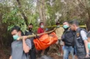 Polisi melakukan olah TKP setelah pria yang dilaporkan hilang ditemukan meninggal di kebun masyarakat Desa Wek III, Batang Toru. (Posnews/Polres Tapsel)