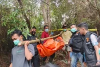 Polisi melakukan olah TKP setelah pria yang dilaporkan hilang ditemukan meninggal di kebun masyarakat Desa Wek III, Batang Toru. (Posnews/Polres Tapsel)