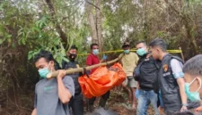 Polisi melakukan olah TKP setelah pria yang dilaporkan hilang ditemukan meninggal di kebun masyarakat Desa Wek III, Batang Toru. (Posnews/Polres Tapsel)
