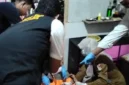 Polisi melakukan olah TKP setelah satu keluarga ditemukan tewas di Kampung Purwa Jaya Tulang Bawang Lampung. (Posnews/Polres Tulang Bawang)
