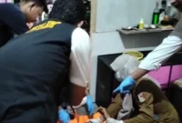 Polisi melakukan olah TKP setelah satu keluarga ditemukan tewas di Kampung Purwa Jaya Tulang Bawang Lampung. (Posnews/Polres Tulang Bawang)
