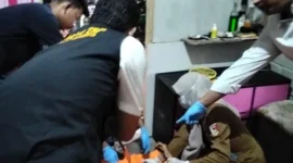 Polisi melakukan olah TKP setelah satu keluarga ditemukan tewas di Kampung Purwa Jaya Tulang Bawang Lampung. (Posnews/Polres Tulang Bawang)
