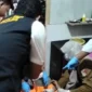 Polisi melakukan olah TKP setelah satu keluarga ditemukan tewas di Kampung Purwa Jaya Tulang Bawang Lampung. (Posnews/Polres Tulang Bawang)
