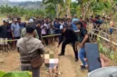 Polisi menangani tempat kejadian perkara penemuan lansia yang tewas di kebun Desa Pengarasan, Bantarkawung, Kabupaten Brebes. (Posnews/Ist)
