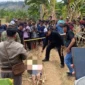 Polisi menangani tempat kejadian perkara penemuan lansia yang tewas di kebun Desa Pengarasan, Bantarkawung, Kabupaten Brebes. (Posnews/Ist)
