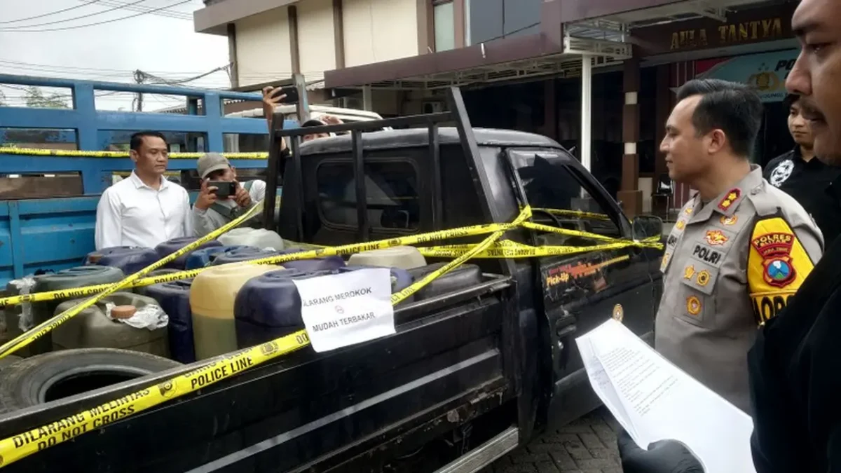 Polisi mengamankan barang bukti Pertalite dan Bio Solar bersubsidi dalam kasus dugaan penimbunan BBM di Kecamatan Kademangan, Kabupaten Blitar.
