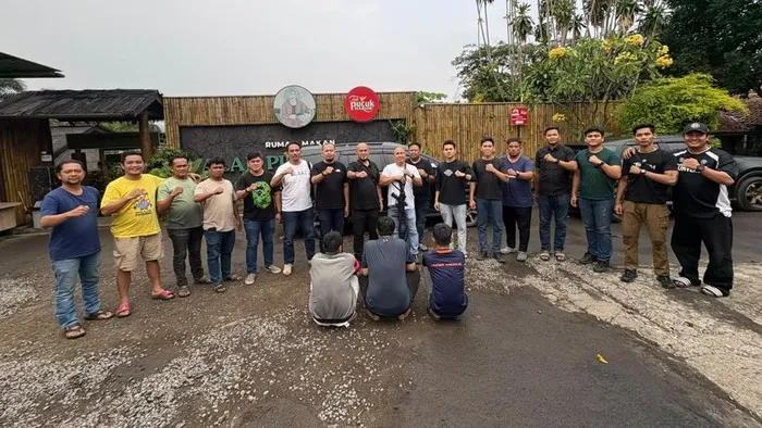 Polisi mengamankan empat terduga pelaku pencurian modus geser tas di Bekasi. (Posnews/Ist)
