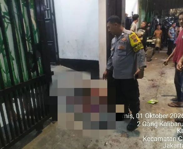 Polisi mengamankan pelaku pembacokan pria hingga tewas di Kalibaru, Cilincing, Jakarta Utara. (Posnews/Humas Polres Metro Jakut)

