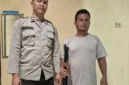 Polisi mengamankan pria berinisial JA yang diduga menembak tetangganya menggunakan senapan angin di Simalungun, Sumatera Utara.

