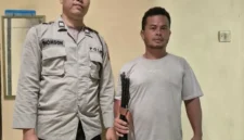 Polisi mengamankan pria berinisial JA yang diduga menembak tetangganya menggunakan senapan angin di Simalungun, Sumatera Utara.
