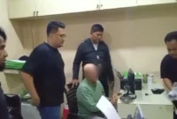 Polisi mengamankan pria berinisial MM terkait perkelahian yang menewaskan AC di parkiran minimarket Kembangan, Jakarta Barat. (Posnews/Humas Polsek Kembangan)
