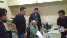 Polisi mengamankan pria berinisial MM terkait perkelahian yang menewaskan AC di parkiran minimarket Kembangan, Jakarta Barat. (Posnews/Humas Polsek Kembangan)
