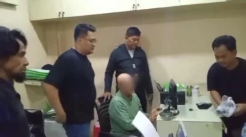 Polisi mengamankan pria berinisial MM terkait perkelahian yang menewaskan AC di parkiran minimarket Kembangan, Jakarta Barat. (Posnews/Humas Polsek Kembangan)
