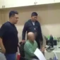 Polisi mengamankan pria berinisial MM terkait perkelahian yang menewaskan AC di parkiran minimarket Kembangan, Jakarta Barat. (Posnews/Humas Polsek Kembangan)
