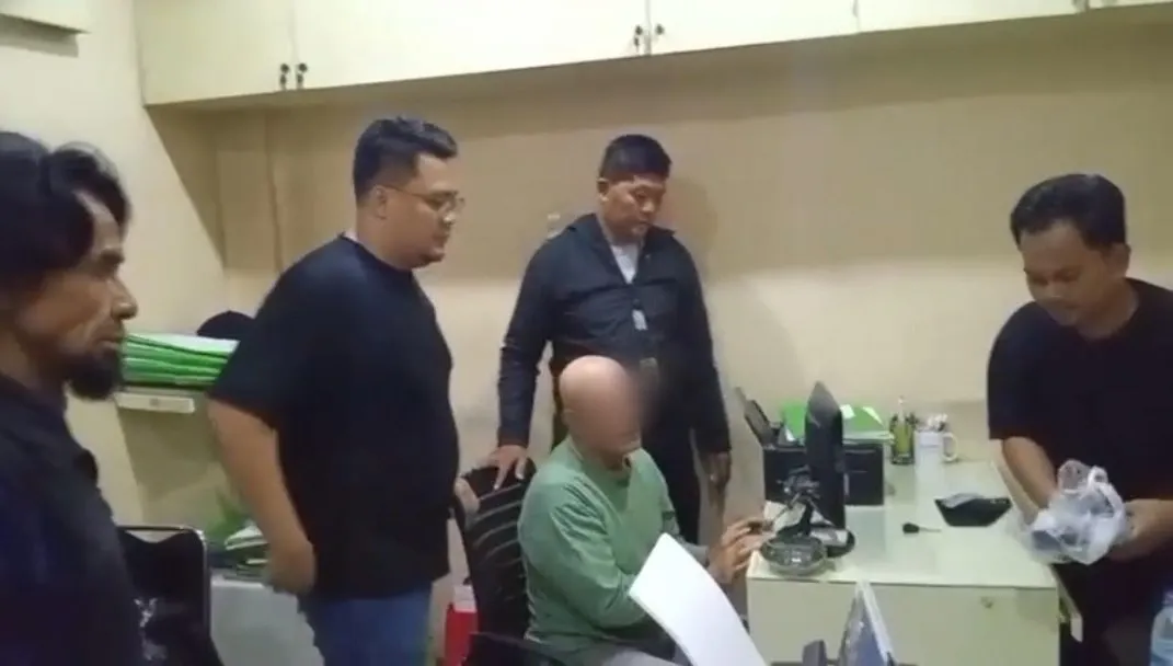 Polisi mengamankan pria berinisial MM terkait perkelahian yang menewaskan AC di parkiran minimarket Kembangan, Jakarta Barat. (Posnews/Humas Polsek Kembangan)
