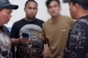 Polisi mengamankan terduga pelaku pencurian sepeda motor di Kabupaten Bekasi beserta barang bukti.