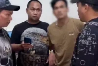 Polisi mengamankan terduga pelaku pencurian sepeda motor di Kabupaten Bekasi beserta barang bukti.