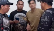 Polisi mengamankan terduga pelaku pencurian sepeda motor di Kabupaten Bekasi beserta barang bukti.