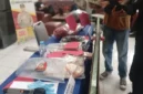 Barang bukti kasus pria tewas dengan 25 luka tusukan di kamar kos Ruko Niaga Mas, Batam Kota.
