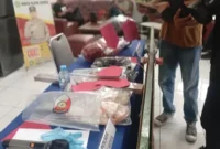 Barang bukti kasus pria tewas dengan 25 luka tusukan di kamar kos Ruko Niaga Mas, Batam Kota.
